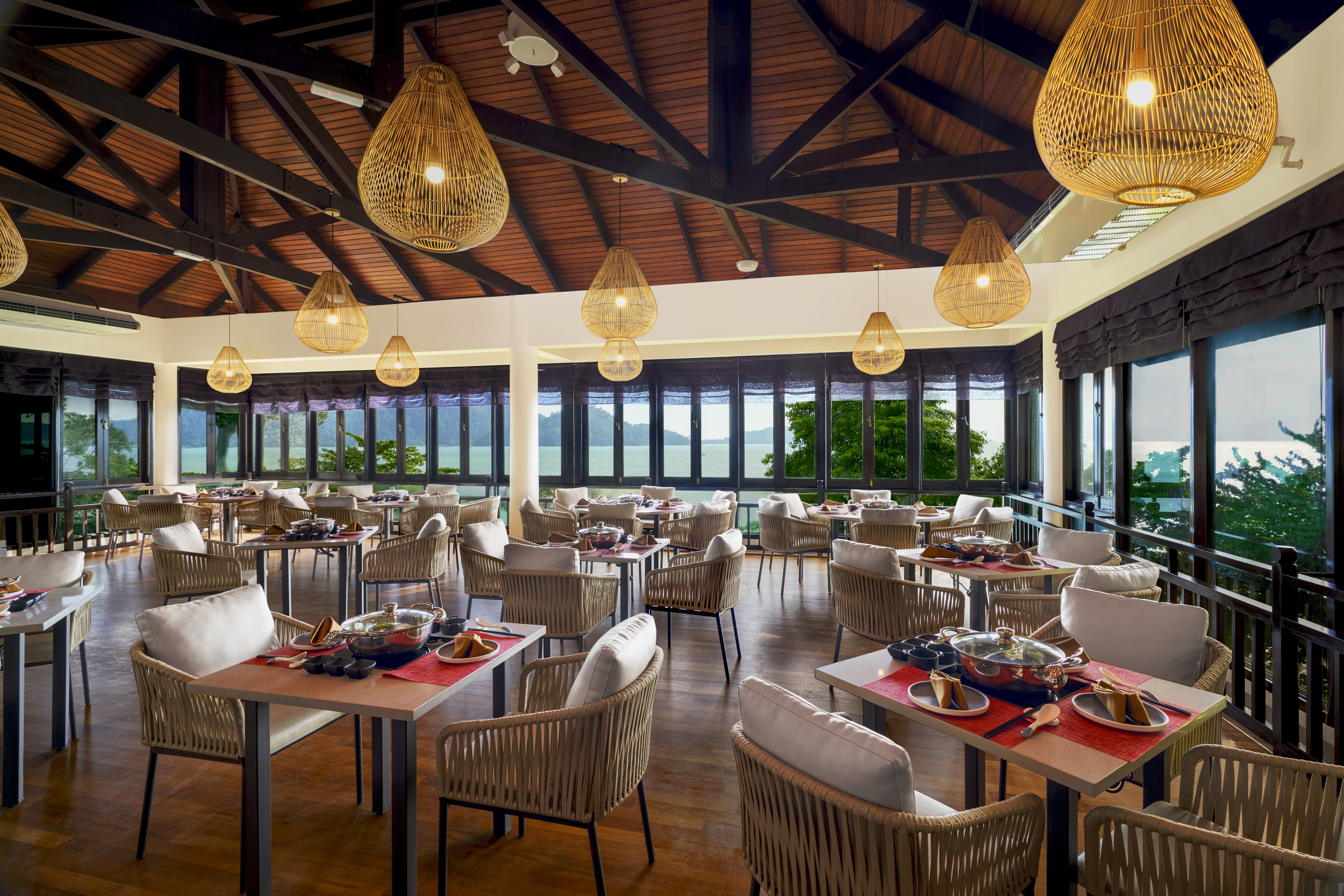 hotel DoubleTree by Hilton Damai Laut Resort - Hotpot - Seating Area