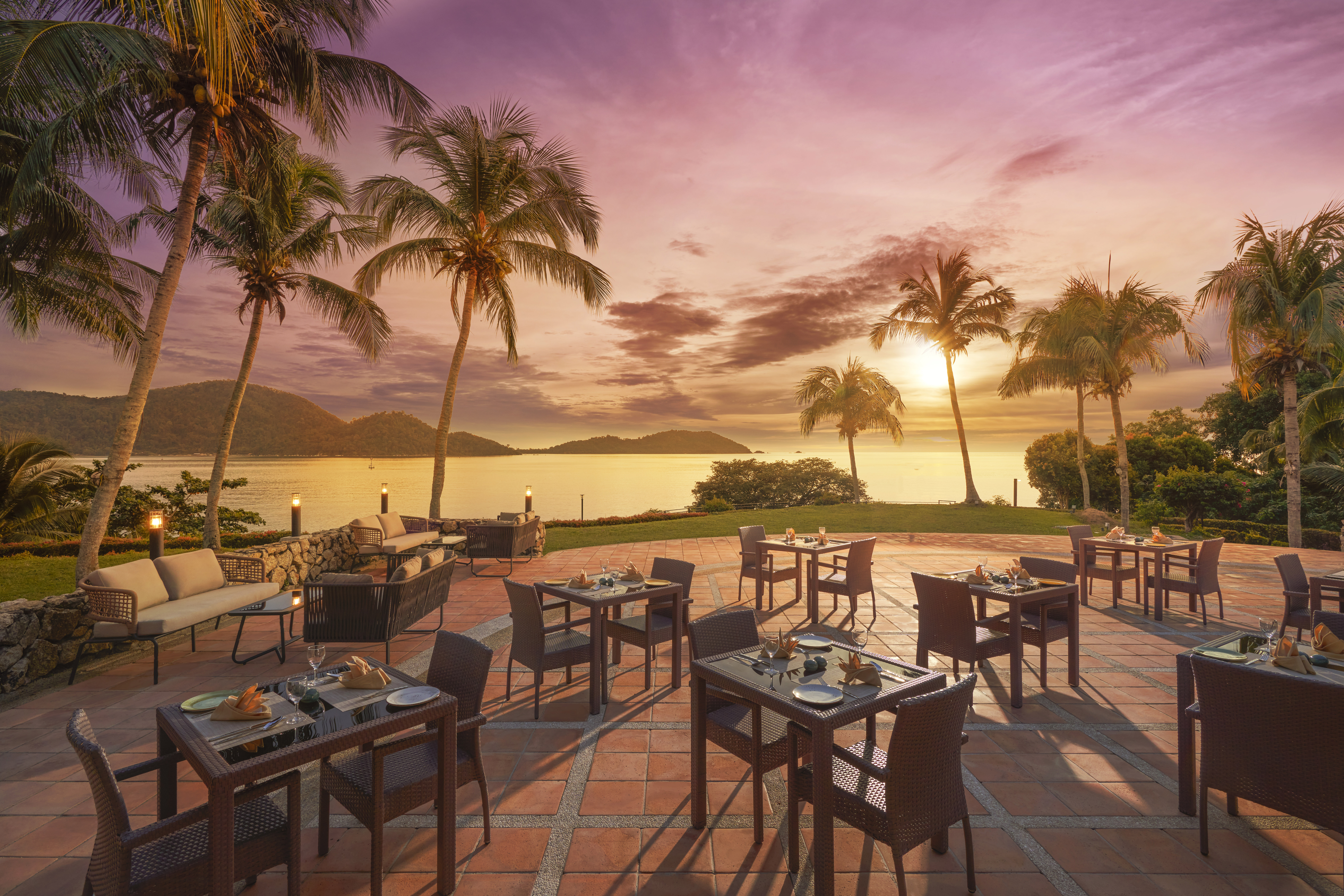 hotel DoubleTree by Hilton Damai Laut Resort - Makan Kitchen Outdoor Seating - Sunset