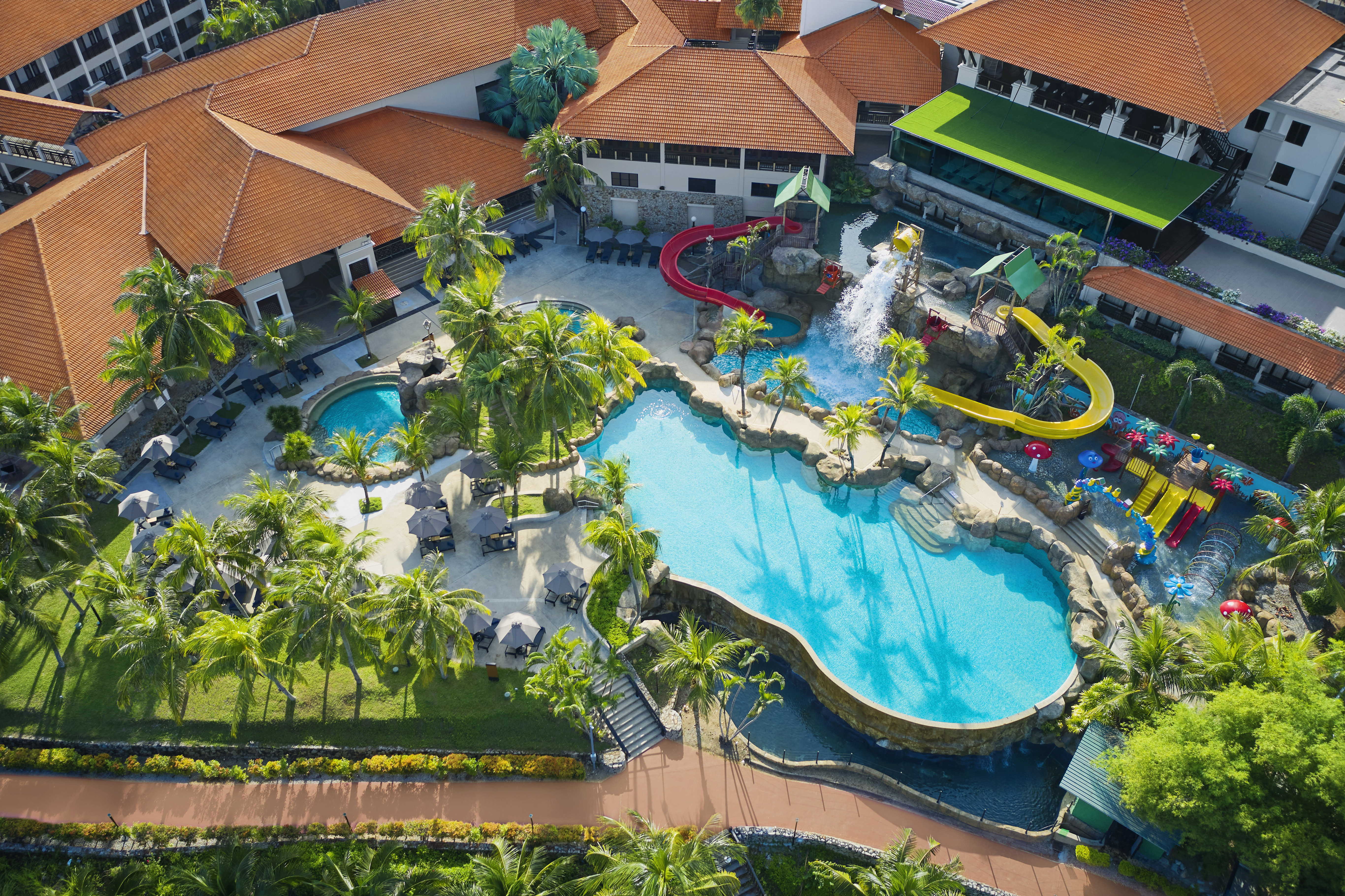 hotel DoubleTree by Hilton Damai Laut Resort - Pool - Aerial Shot