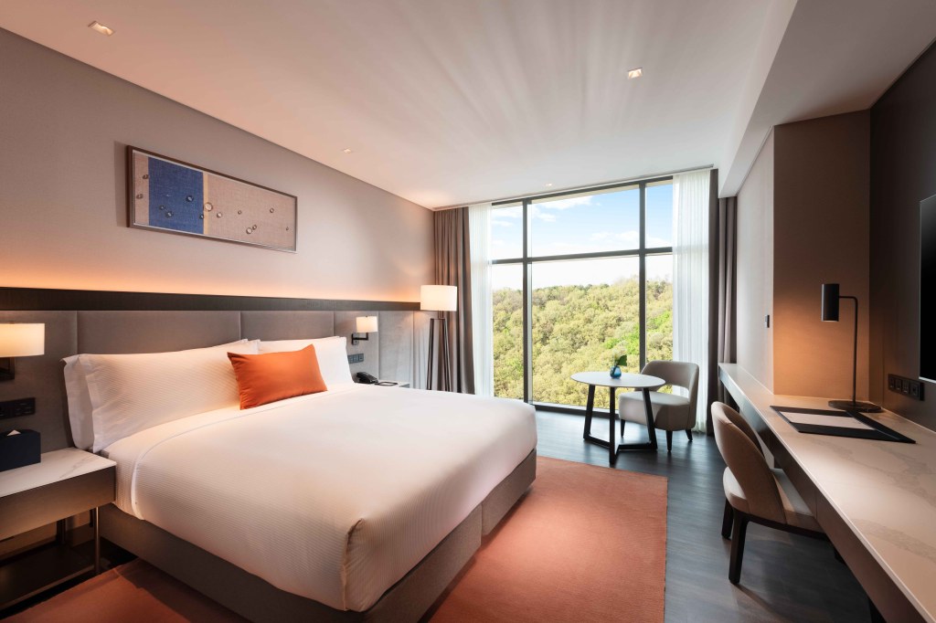 DoubleTree by Hilton Seoul Pangyo - King Bedroom Forest view