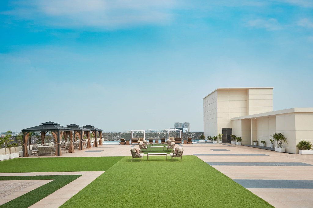 DoubleTree by Hilton Varanasi - Outdoor terrace near pool