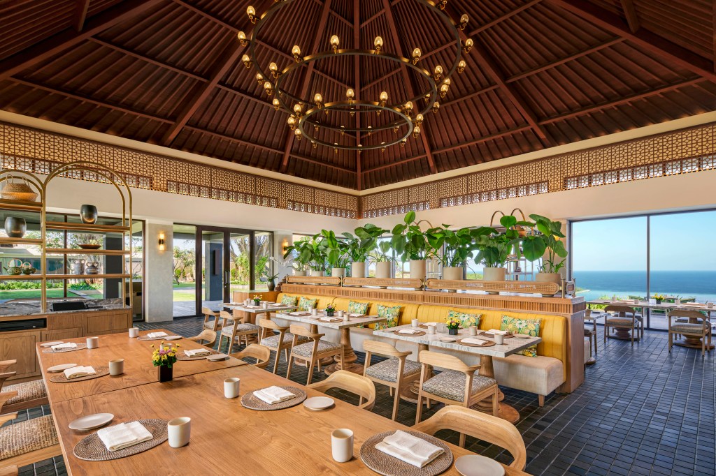 Umana Bali, LXR Hotels &amp; Resorts - Commune Restaurant - Indoor Day