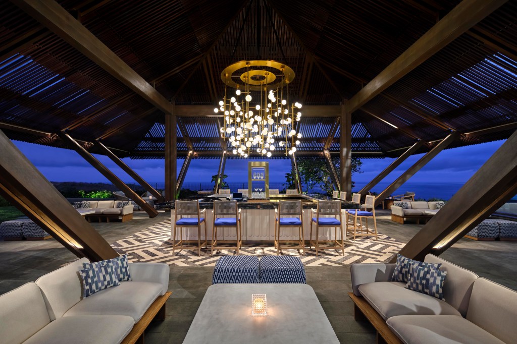 Umana Bali, LXR Hotels &amp; Resorts - Pad Pool Bar - Night