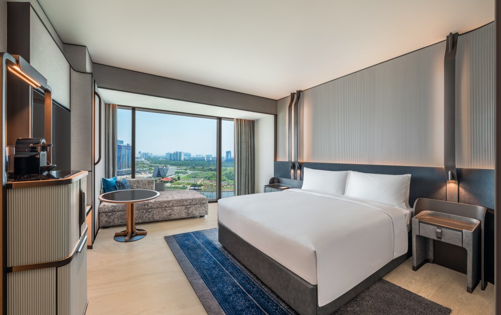 Hilton Saigon - King Deluxe River View Room - Bedroom