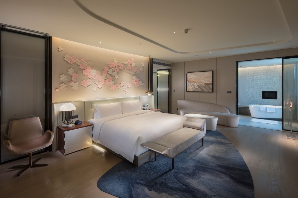 Hilton Quanzhou Riverside, Presidential Suite Bedroom, bathtub, guest room