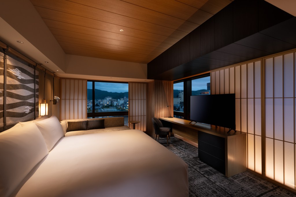 Hilton Kyoto - King Deluxe Room, Night Time | キングデラックスルーム_夜