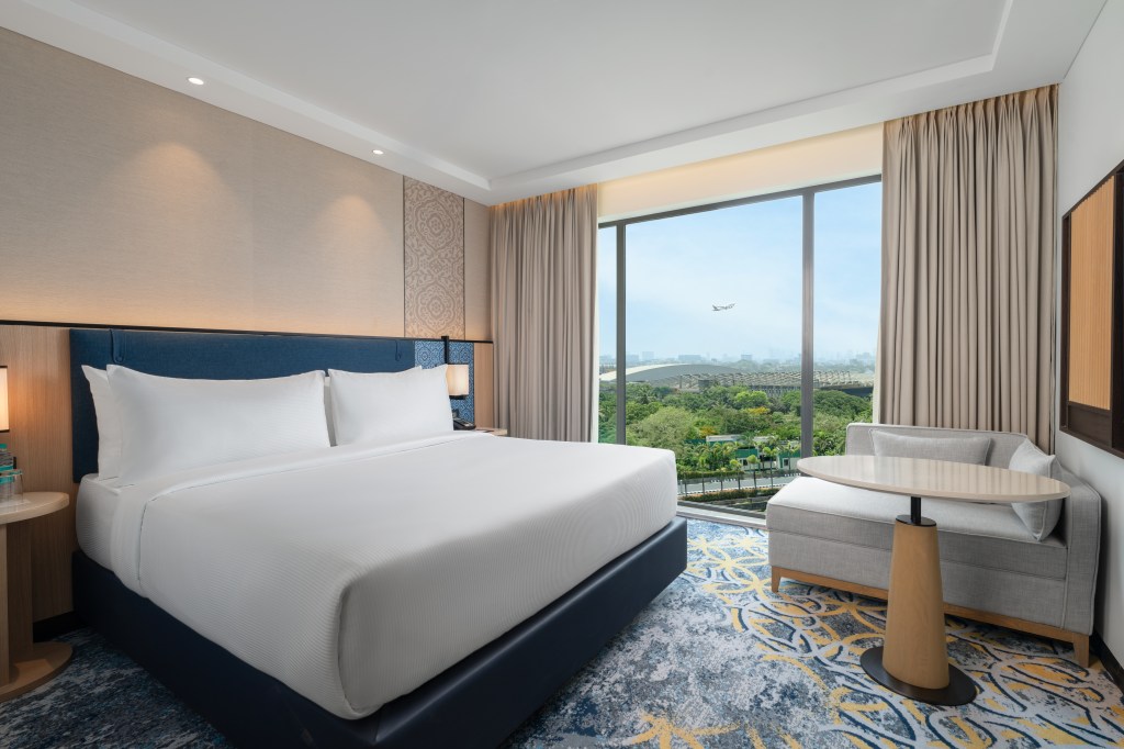 Hilton Garden Inn Mumbai International Airport - King Guest Room Runway View