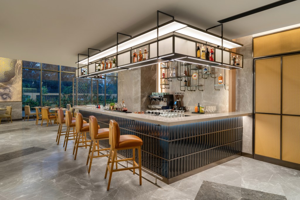 Hilton Garden Inn Mumbai International Airport - Together &amp; Co. Bar Lounge