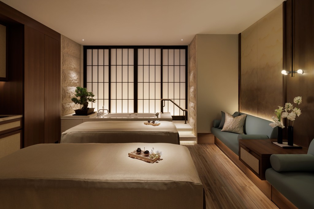Waldorf Astoria Osaka - Spa, massage tables and benches and a bathtub in the background