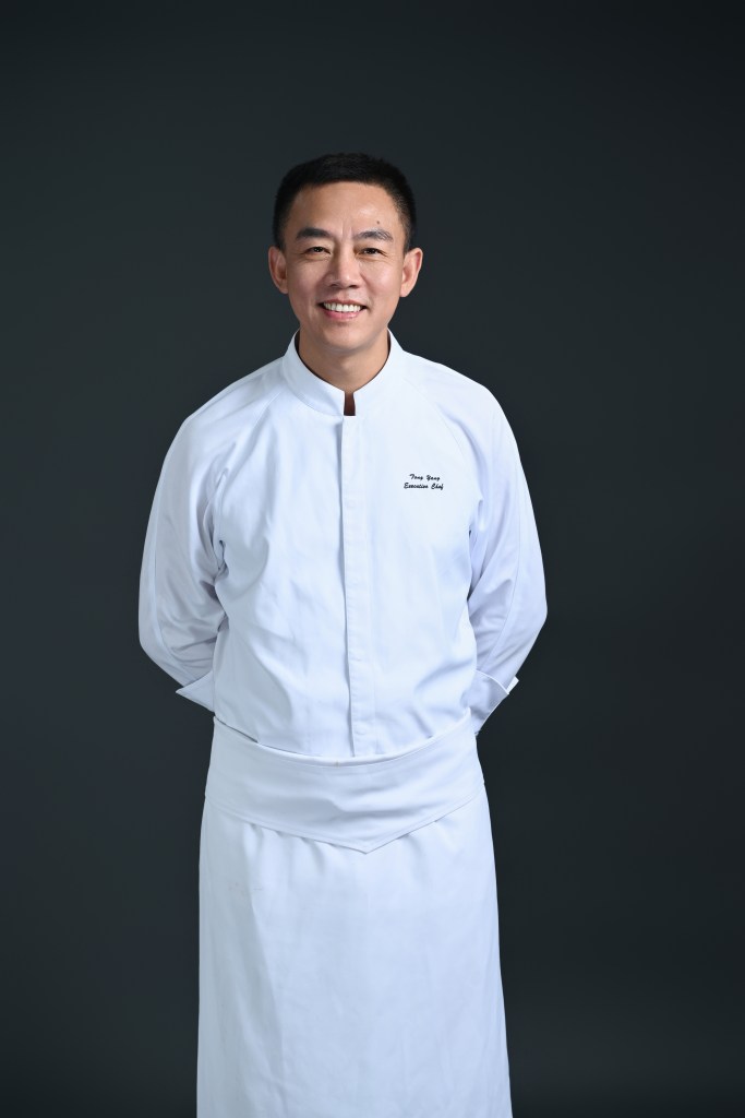 Waldorf Astoria Chengdu -Executive Chef Tony Yang - 成都华尔道夫杨师傅, executive chef wearing uniform, executive chef portrait