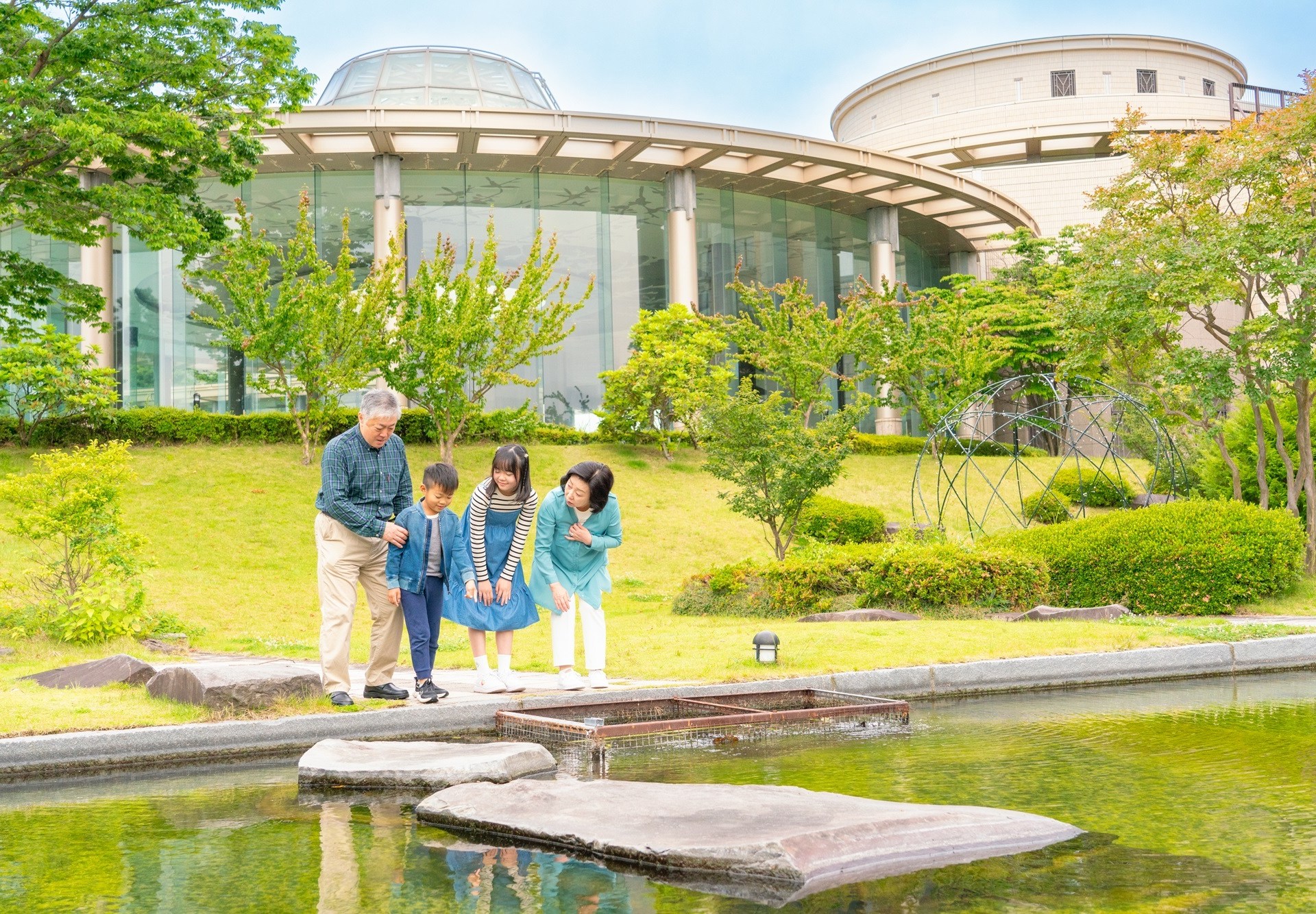 Hilton Odawara Resort & Spa, Grand parents with grandchildren by reflecting pool