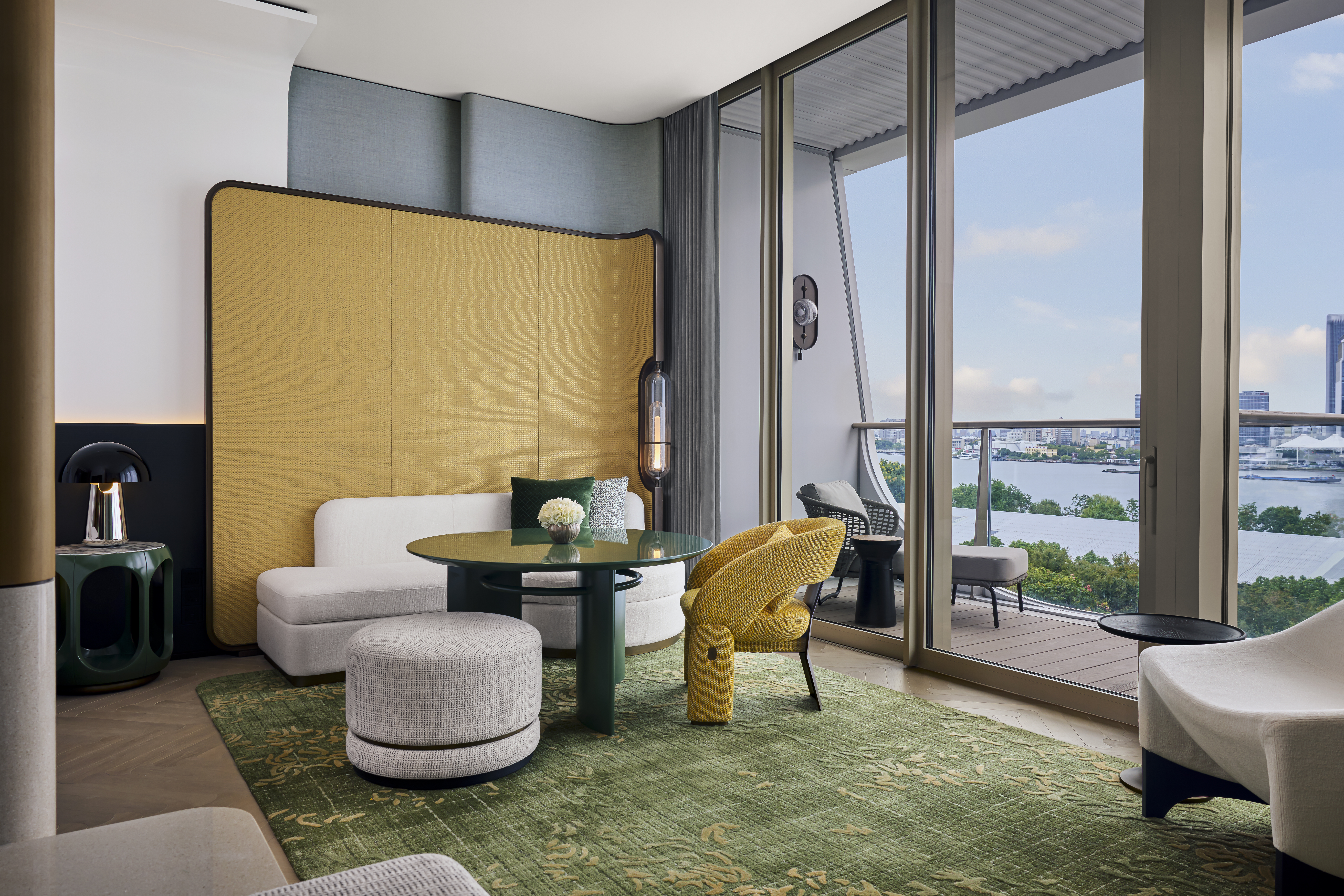 Waldorf Astoria Shanghai Qiantan - Standard King Guest Room Balcony