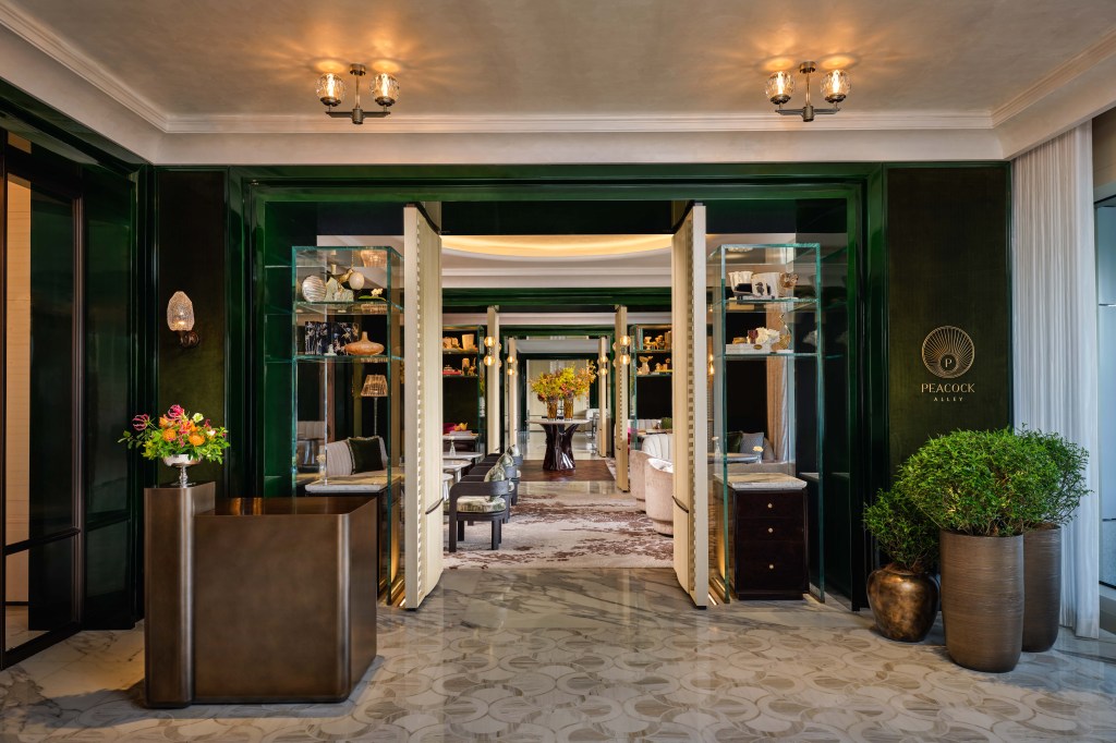 Waldorf Astoria Shanghai Qiantan - Peacock Alley entrance
