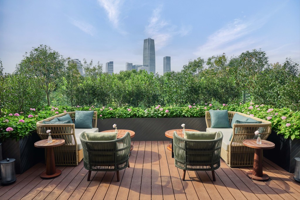 Waldorf Astoria Shanghai Qiantan - Peacock Alley outdoor terrace