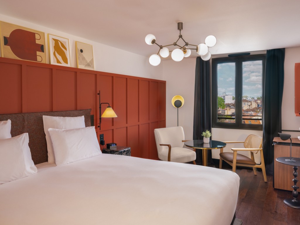 Marty Hotel Bordeaux, Tapestry Collection by Hilton Guest Room - Bed and seating area