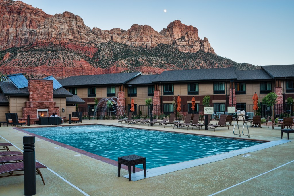 A swimming pool in front of a building Hampton Inn & Suites Springdale_Zion National Park - Pool