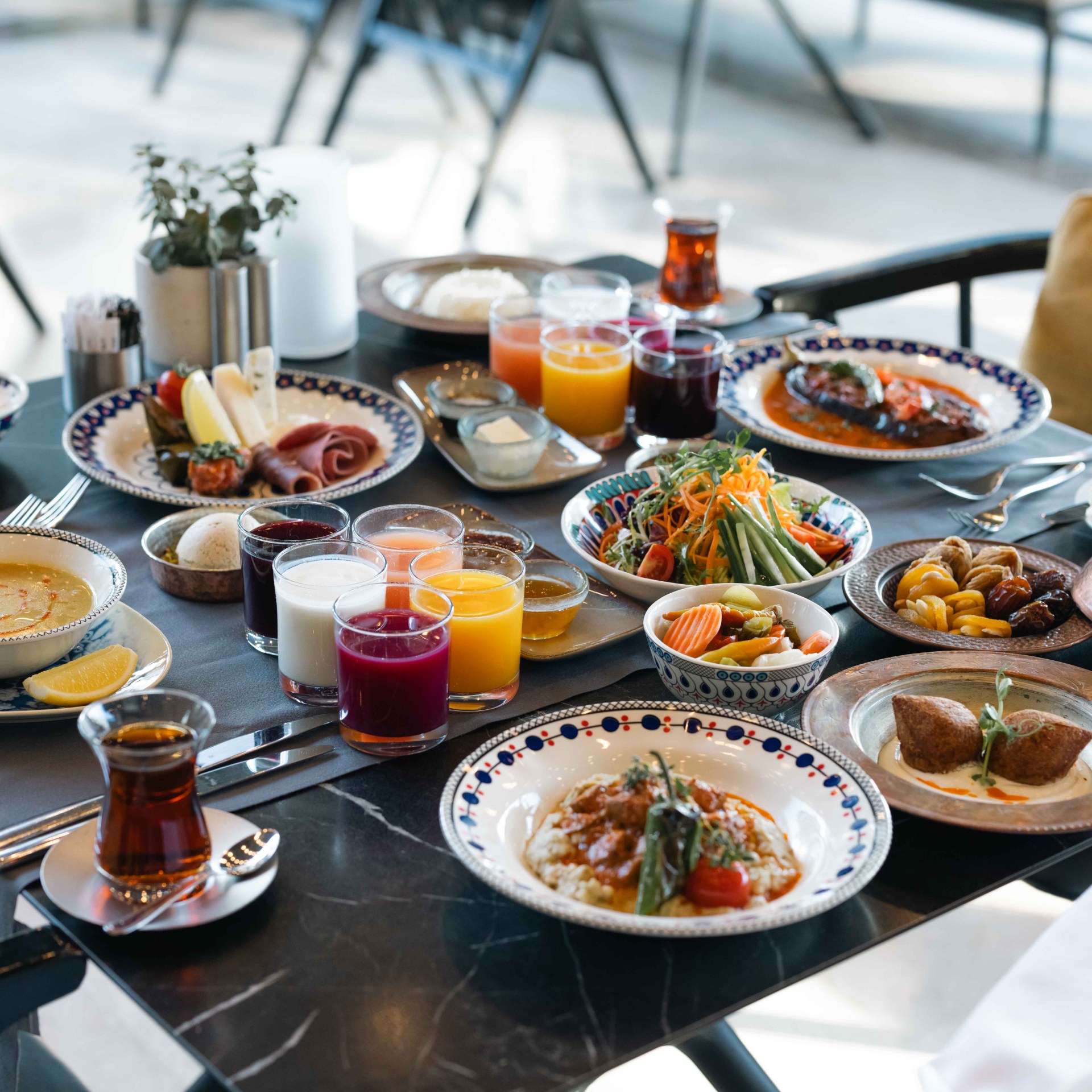 Hliton İstanbul Bomonti - The Globe Restaurant - Ramadan - table