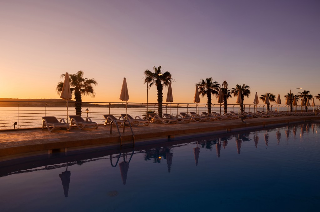 DoubleTree by Hilton Malta - Ombre Pool (Sunset)
