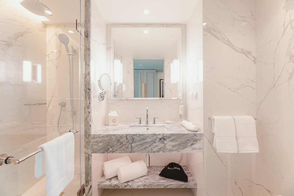 Legacy Hotel Cascais, Curio Collection by Hilton - Guest Room Bathroom