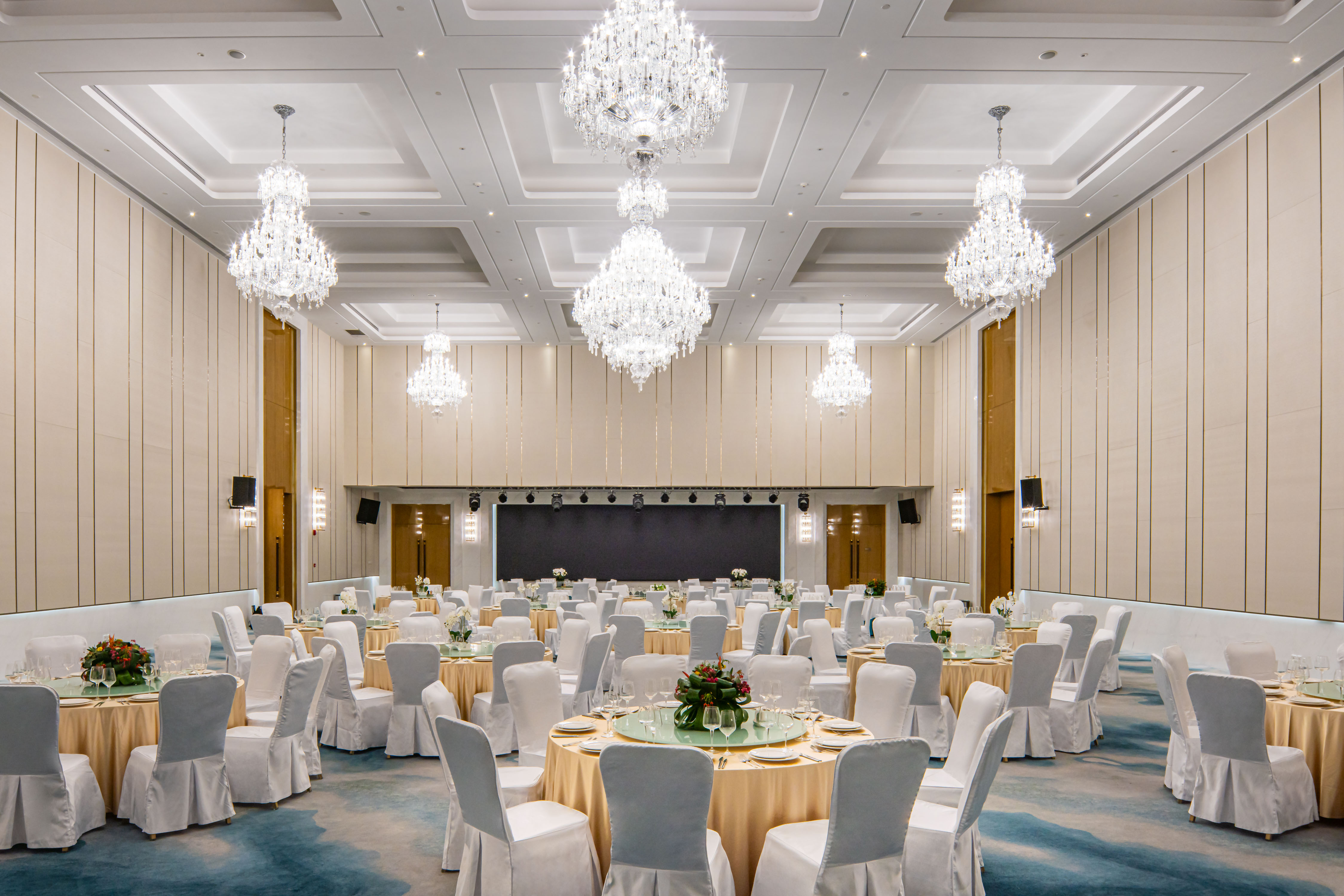 Hilton Brazzaville Les Tours Jumelles Hotel &amp; Residences, Banquet, dining tables, chairs, gold table cloth, chandeliers, event speakers, event lighting, event space