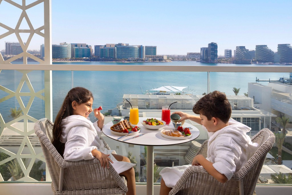 Hilton Abu Dhabi Yas Island - Kids eating breakfast