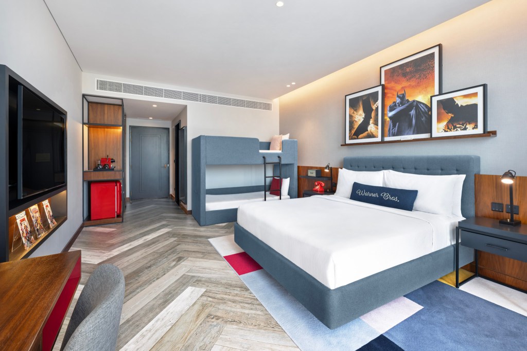 The WB Abu Dhabi, Curio Collection by Hilton - King Artist Room with Kids Bunk Bed