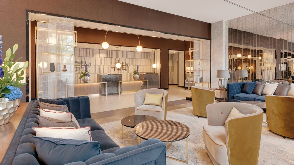 Hilton Munich City Lobby, Lobby lounge seating with couches and chairs with nesting tables
