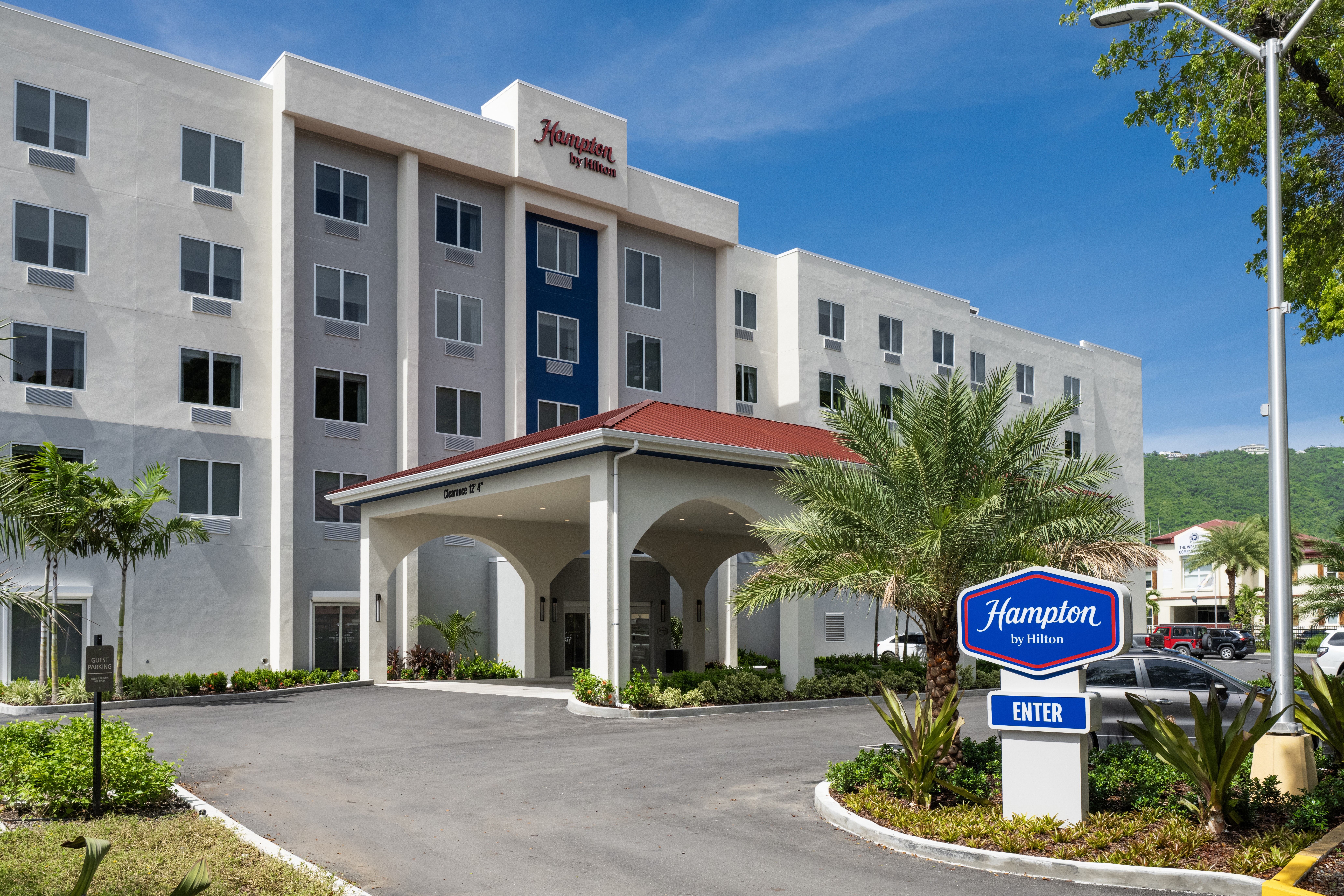 Hampton by Hilton St. Thomas Exterior entrance with parking lot and drive up covered drop off area