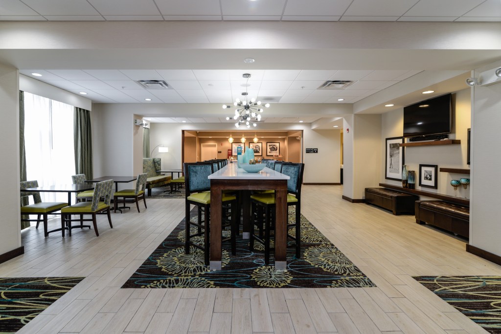 Hampton Inn Brighton Eating Area