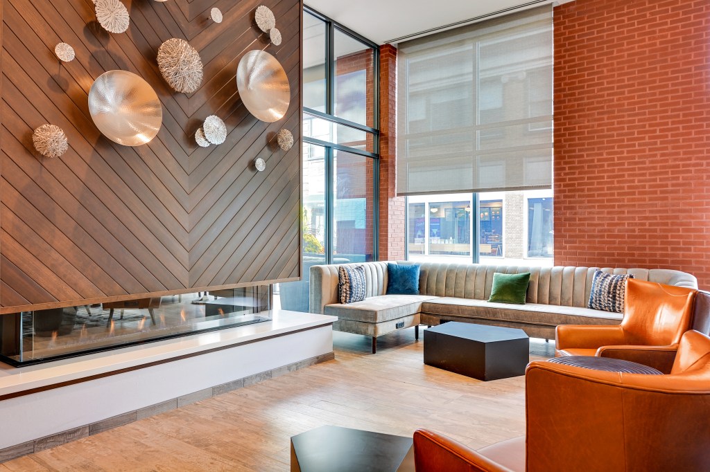Hampton Inn Salem Boston Lobby
