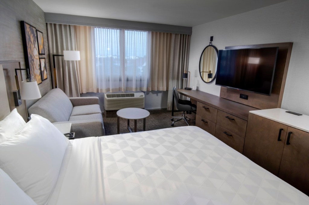 hotel room DoubleTree by Hilton Buena Park - King Room