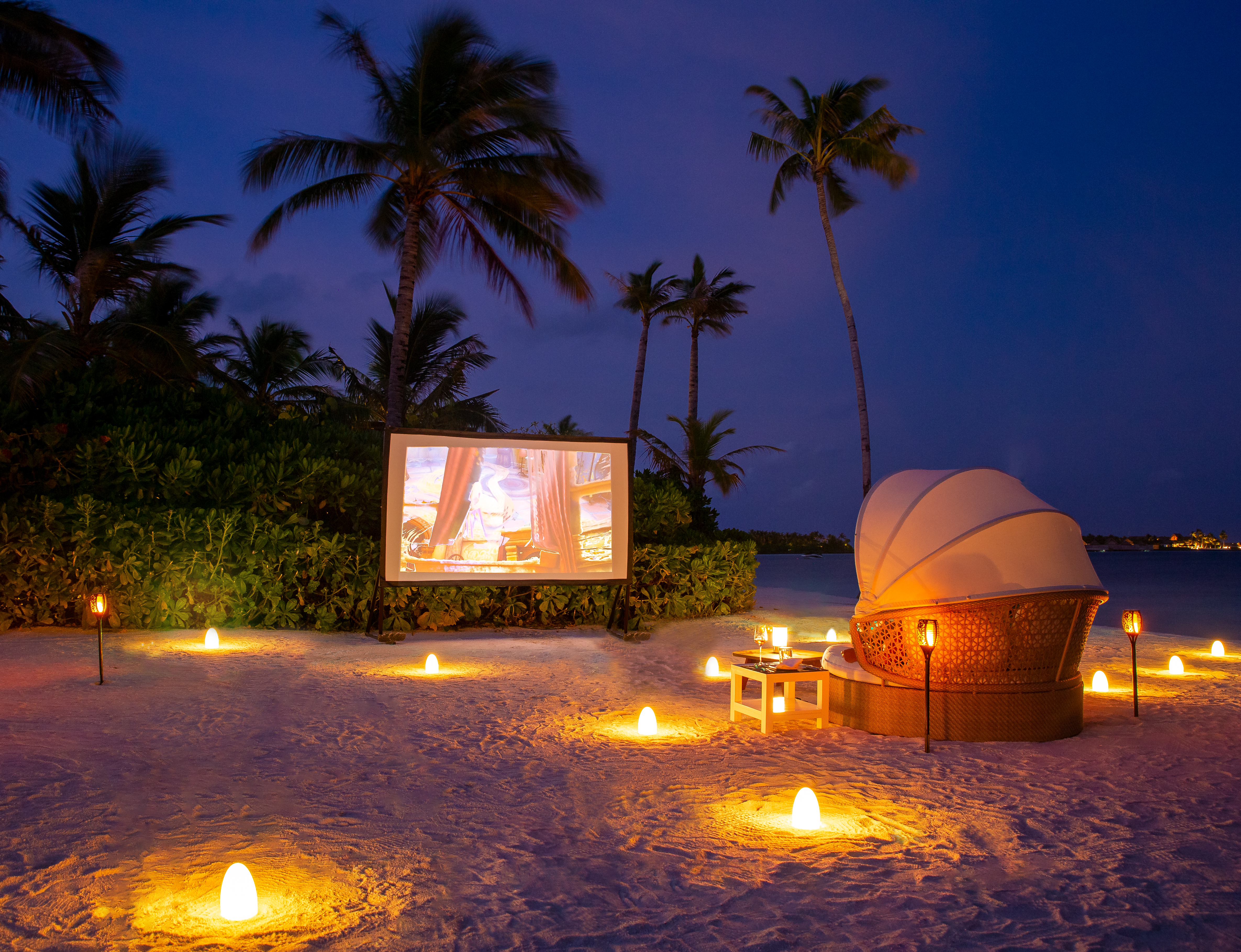 hotel outdoor movie Waldorf Astoria Maldives Ithaafushi - Floating Cinema Paradiso