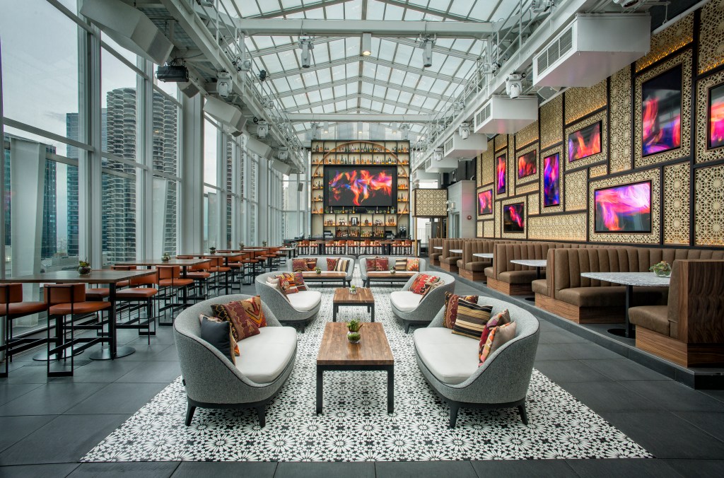 hotel rooftop bar theWit Chicago – a DoubleTree by Hilton Hotel