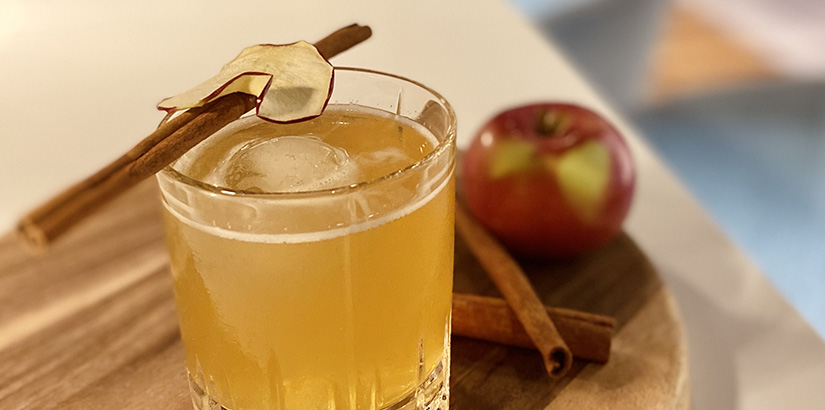 le lune de miel cocktail, cinnamon sticks, apple