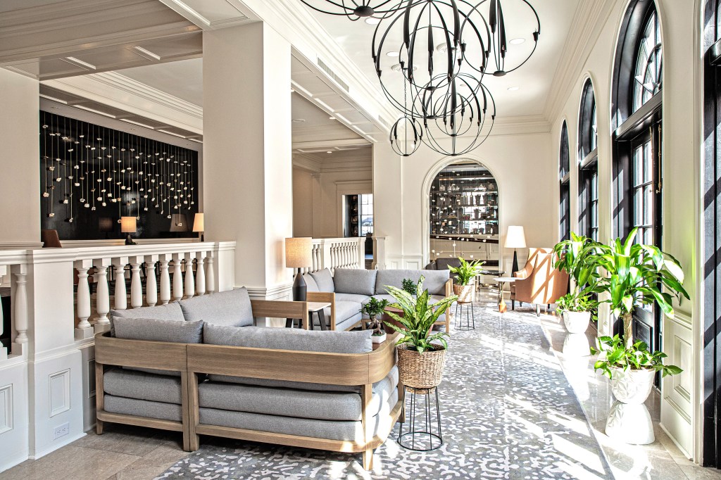 Mills House Charleston, Curio Collection by Hilton - Interior - The Porch