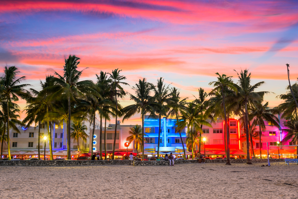 pet hotel travel hilton Miami,Beach,,Florida,,Usa,On,Ocean,Drive,At,Sunset.