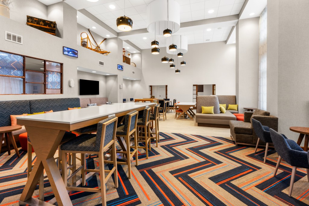 Hampton Inn & Suites by Hilton Fairbanks Lobby