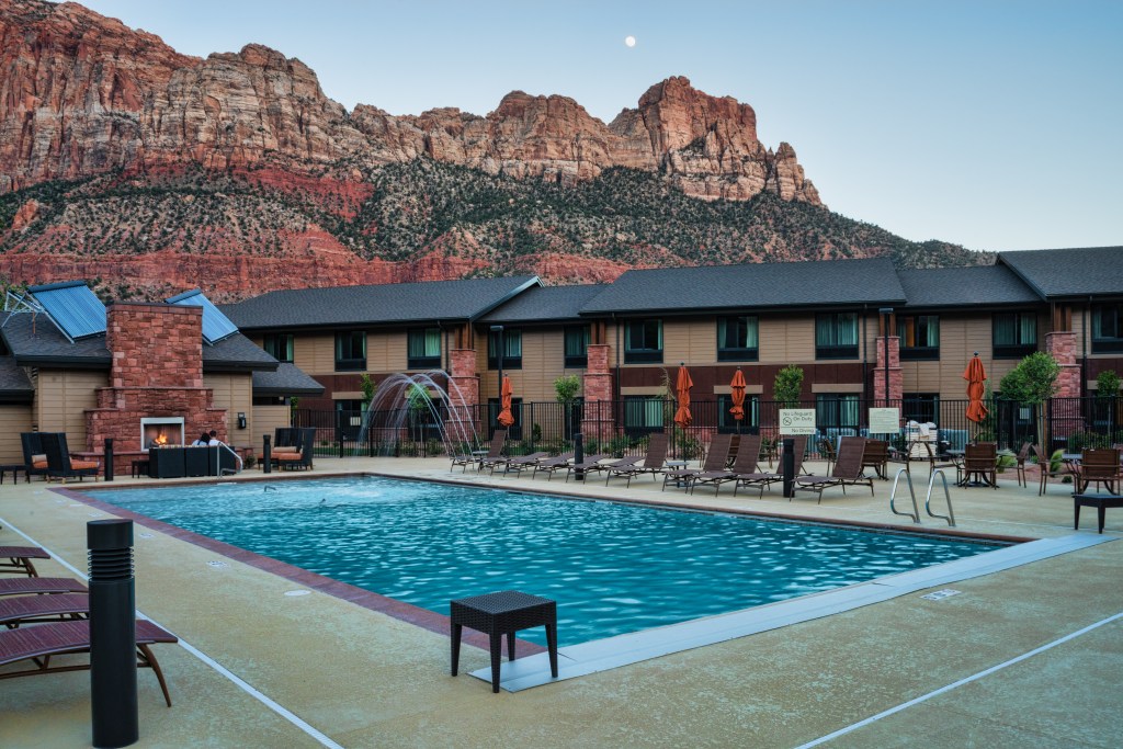 A swimming pool in front of a building Hampton Inn &amp; Suites Springdale_Zion National Park - Pool