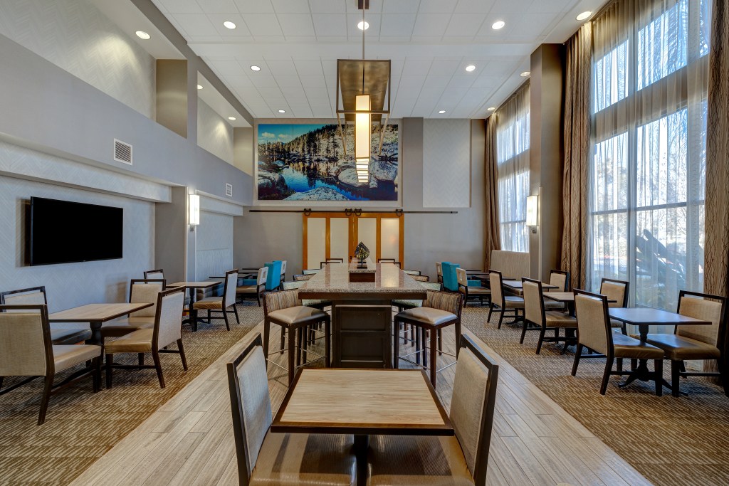 Hampton Inn &amp; Suites by Hilton Tulare - Lobby Dining Area