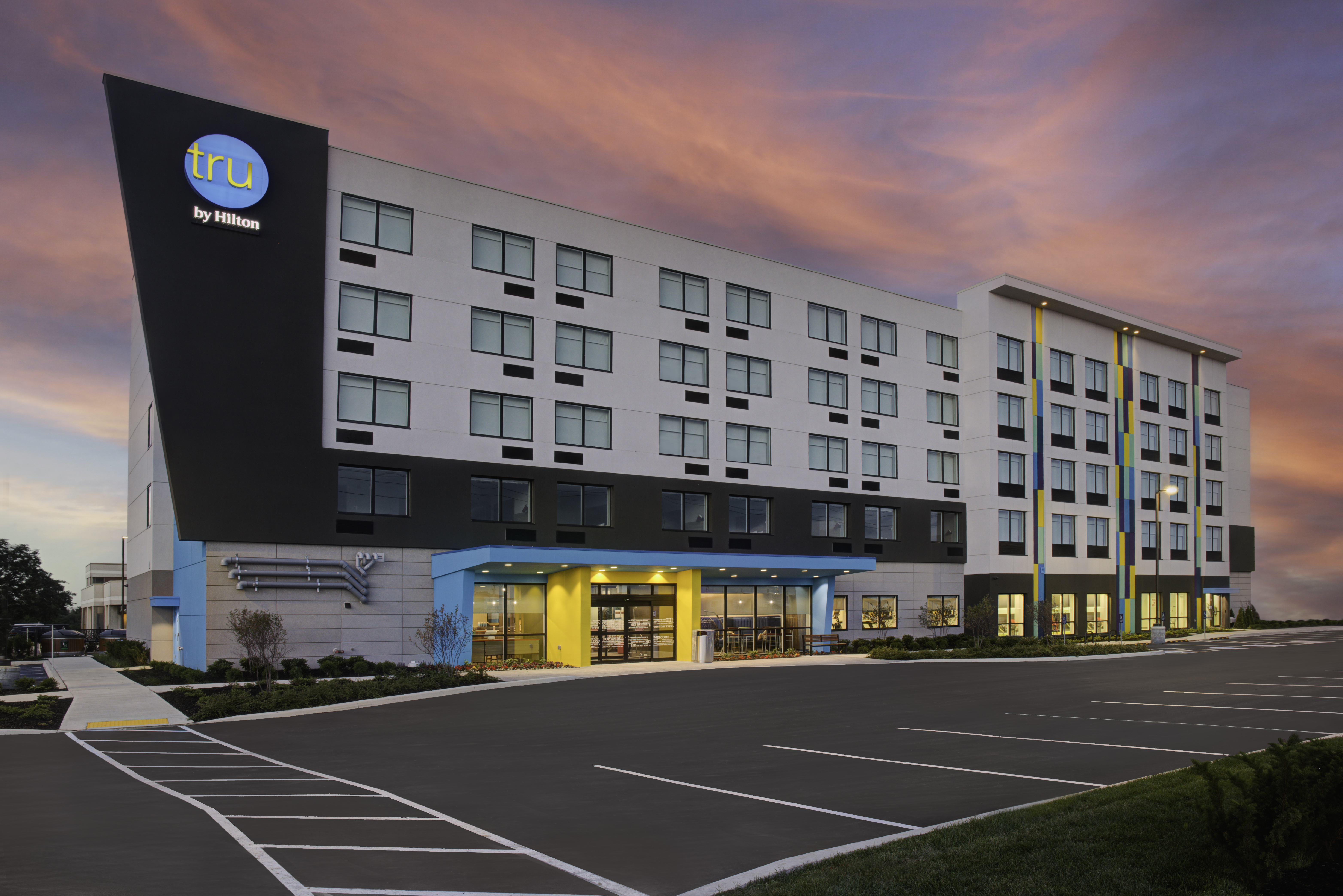 Tru by Hilton Toronto Airport West - Exterior