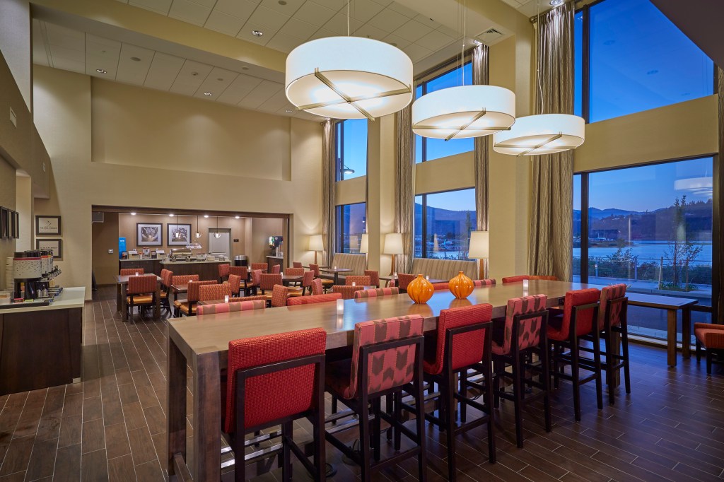 Hampton Inn &amp; Suites by Hilton Hood River - Lobby:Breakfast Area