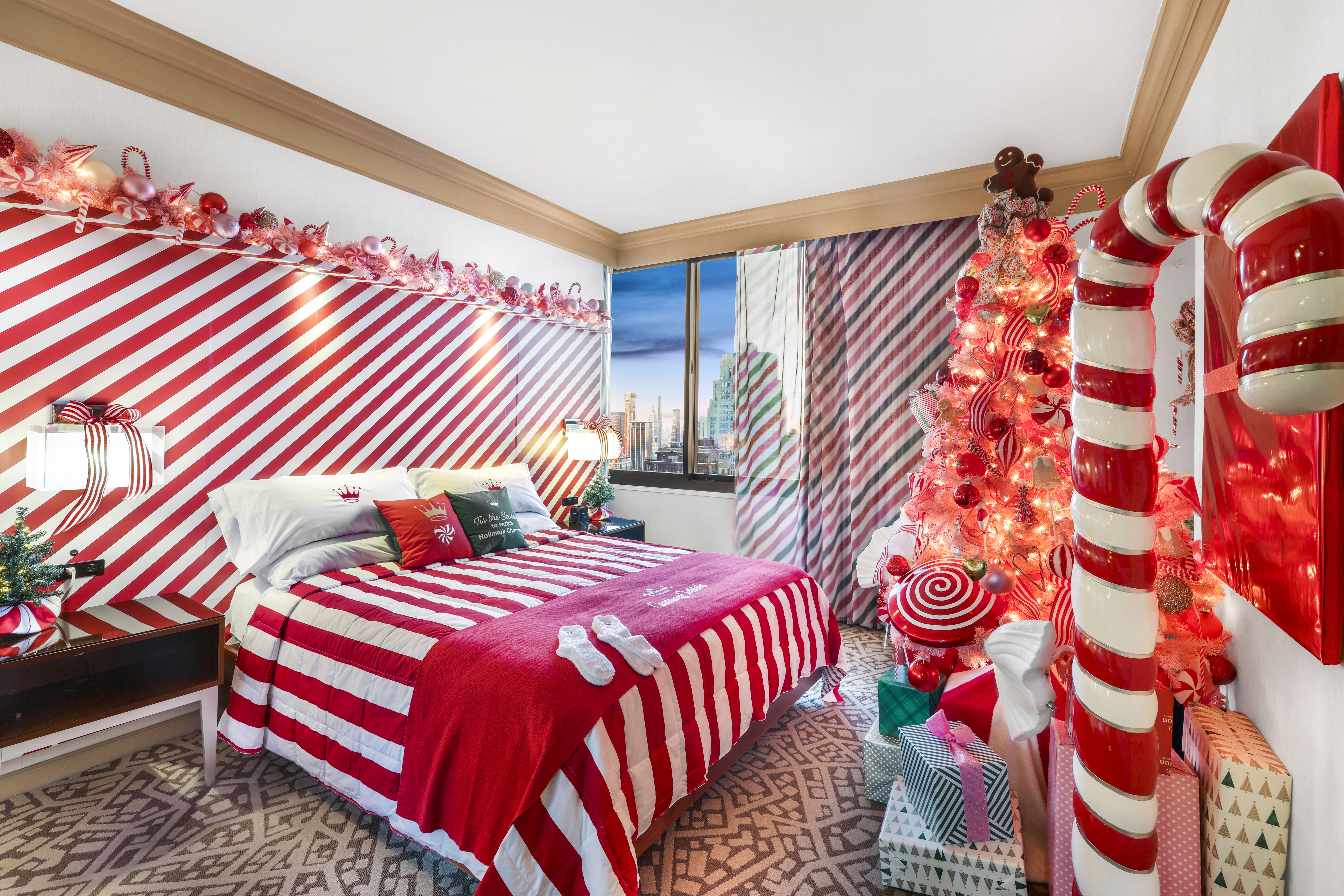 Hilton and Hallmark Channel - Hallmark’s Holiday Sweetest Suite at Hilton New York Times Square - Bed