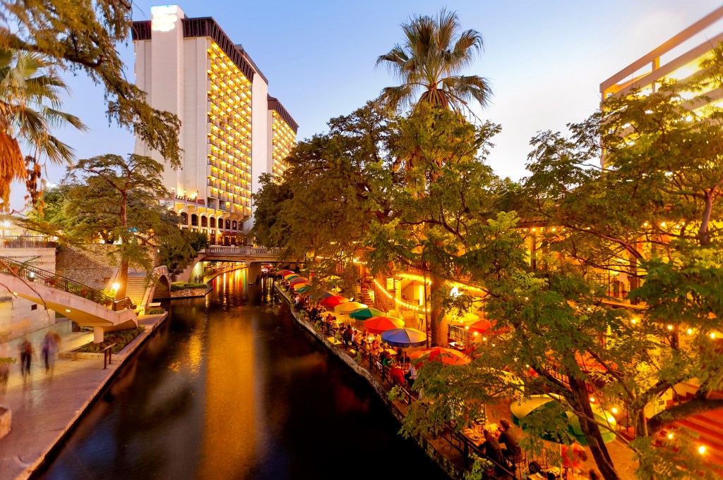 Hilton Palacio del Rio Exterior and River Walk