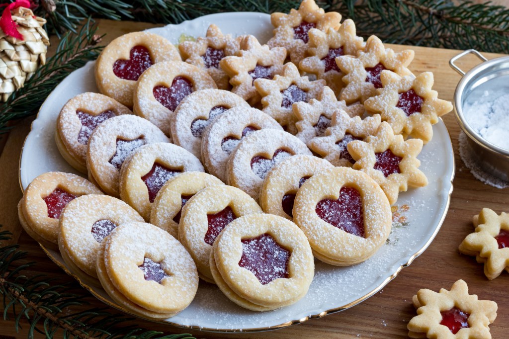 Linzer,Christmas,Cookies,Filled,With,Strawberry,Jam,And,Dusted,With