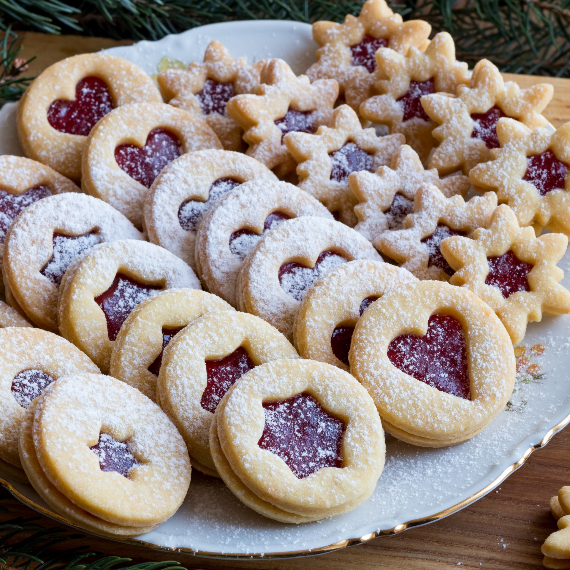 Linzer,Christmas,Cookies,Filled,With,Strawberry,Jam,And,Dusted,With