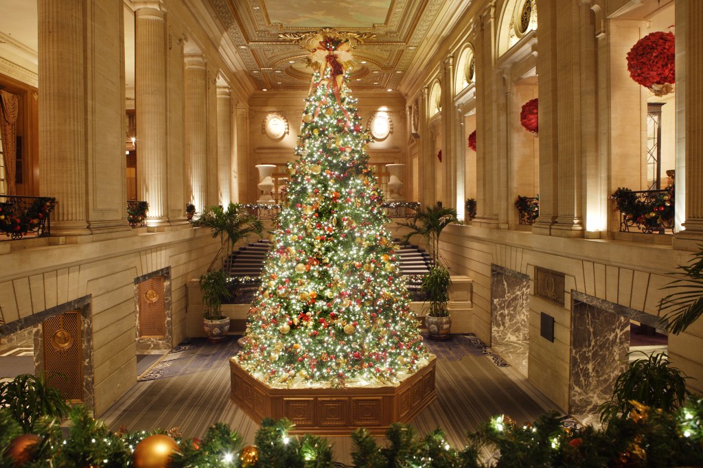 Hilton Chicago - Lobby - Christmas Tree and Decor