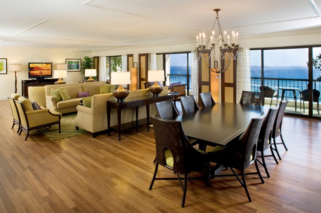 Hilton Hawaiian Village Waikiki Beach Resort - The King Suite Living Room