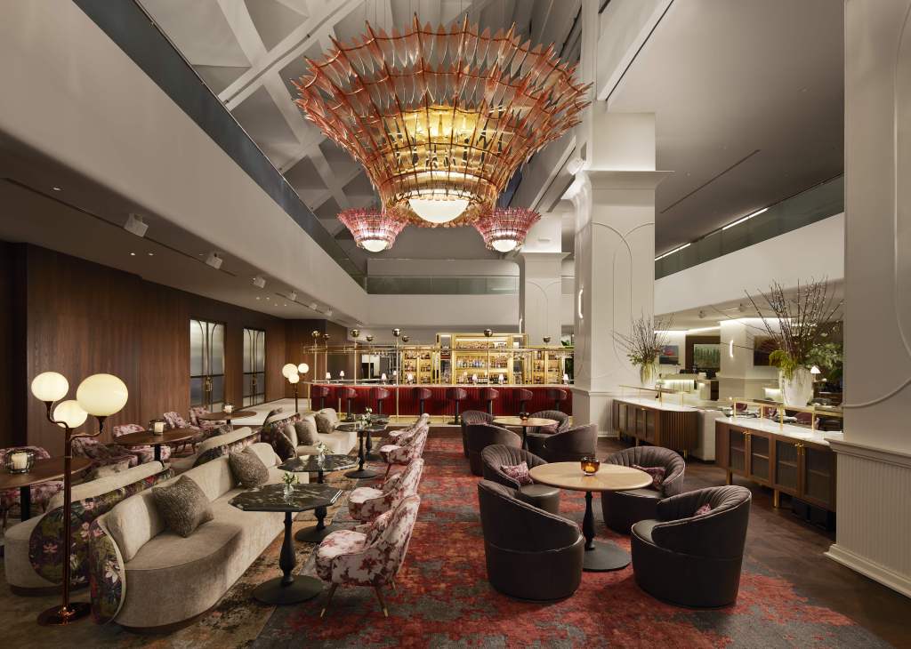 Hilton Toronto - Frenchy Lounge Area