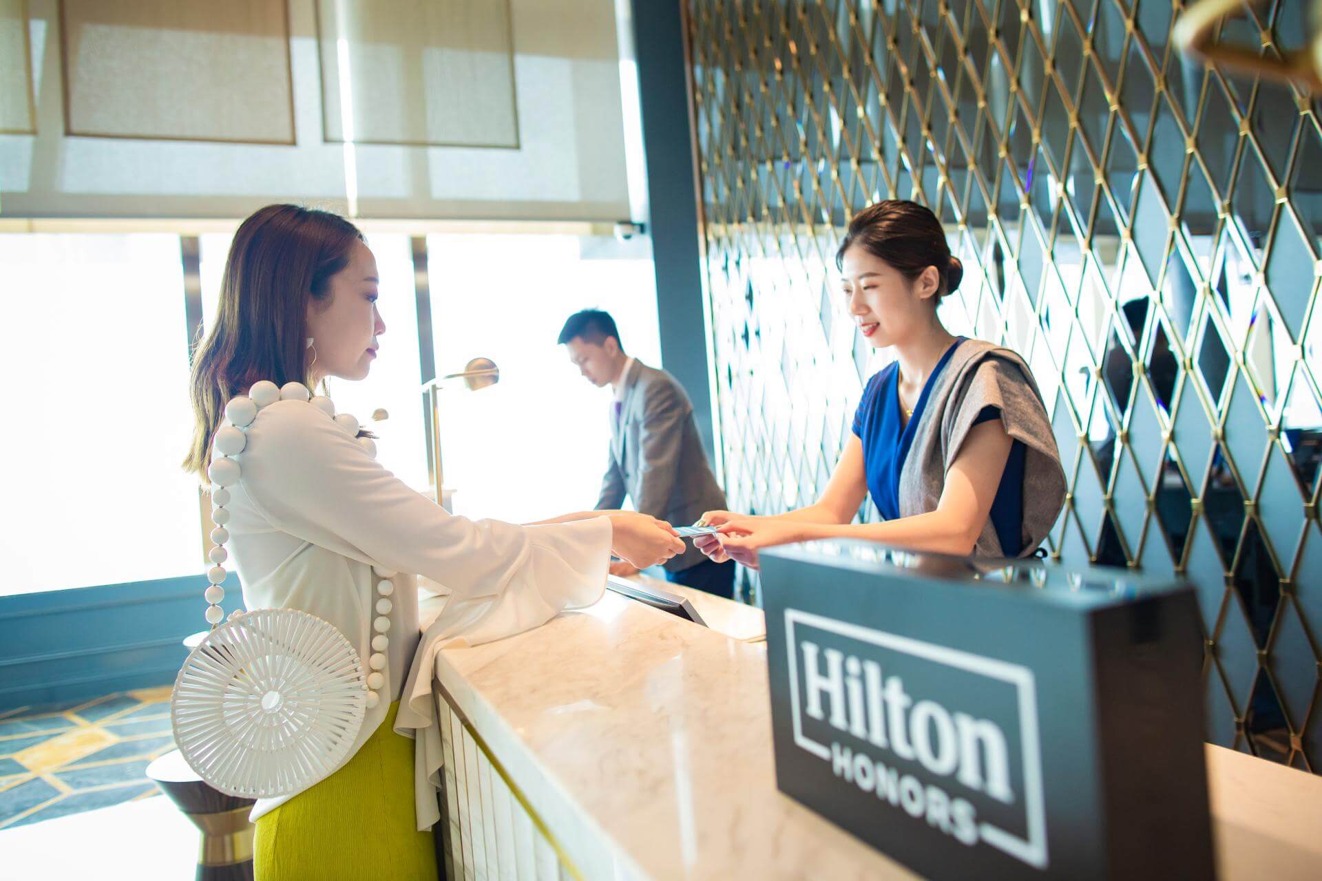 A women interacting with a Hilton Honors location