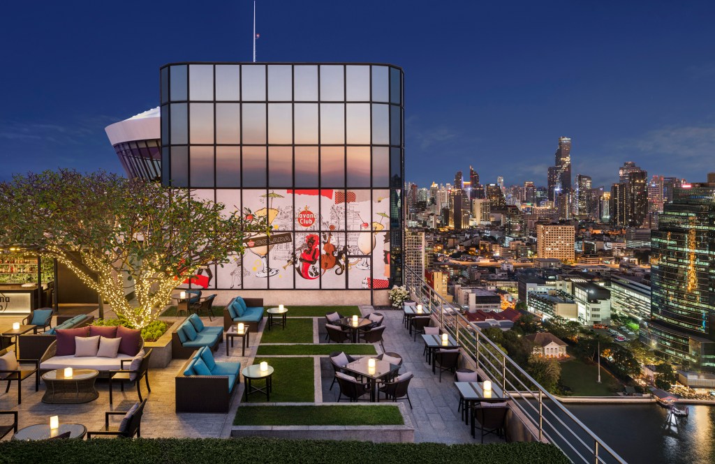 Millennium Hilton Bangkok - ThreeSixty Rooftop Bar at night